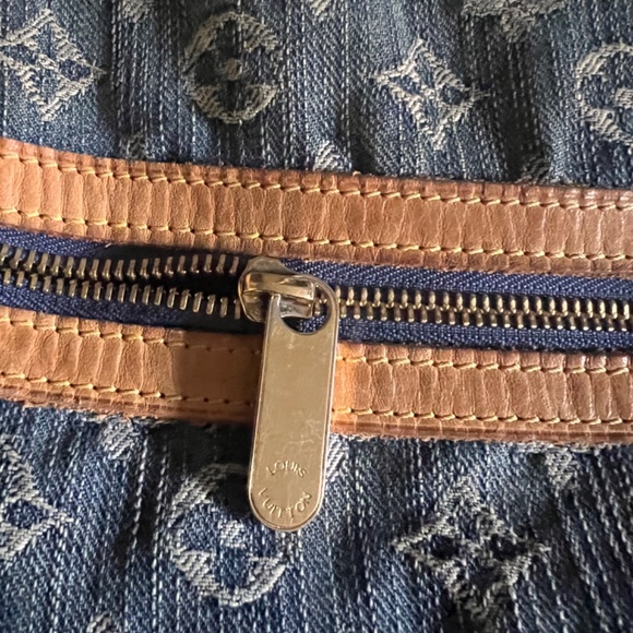 Louis Vuitton - Picture 5 of 8